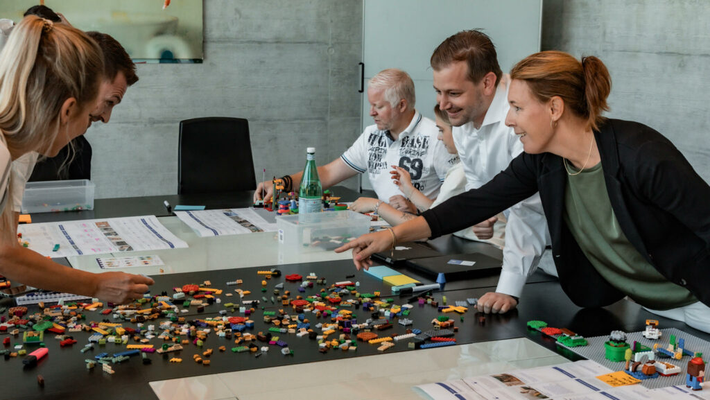 Workshop Teilnehmenden mit LEGO am bauen